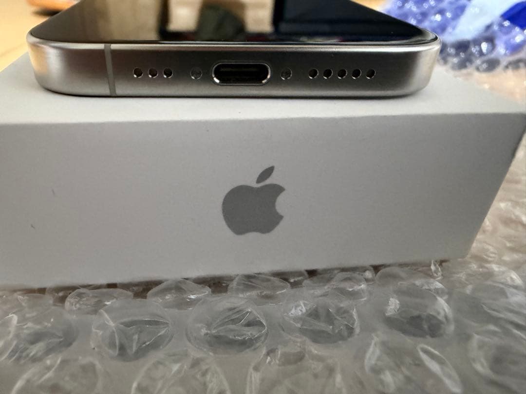 Apple iPhone15 pro ホワイトチタニウム　極美品　おまけ付き