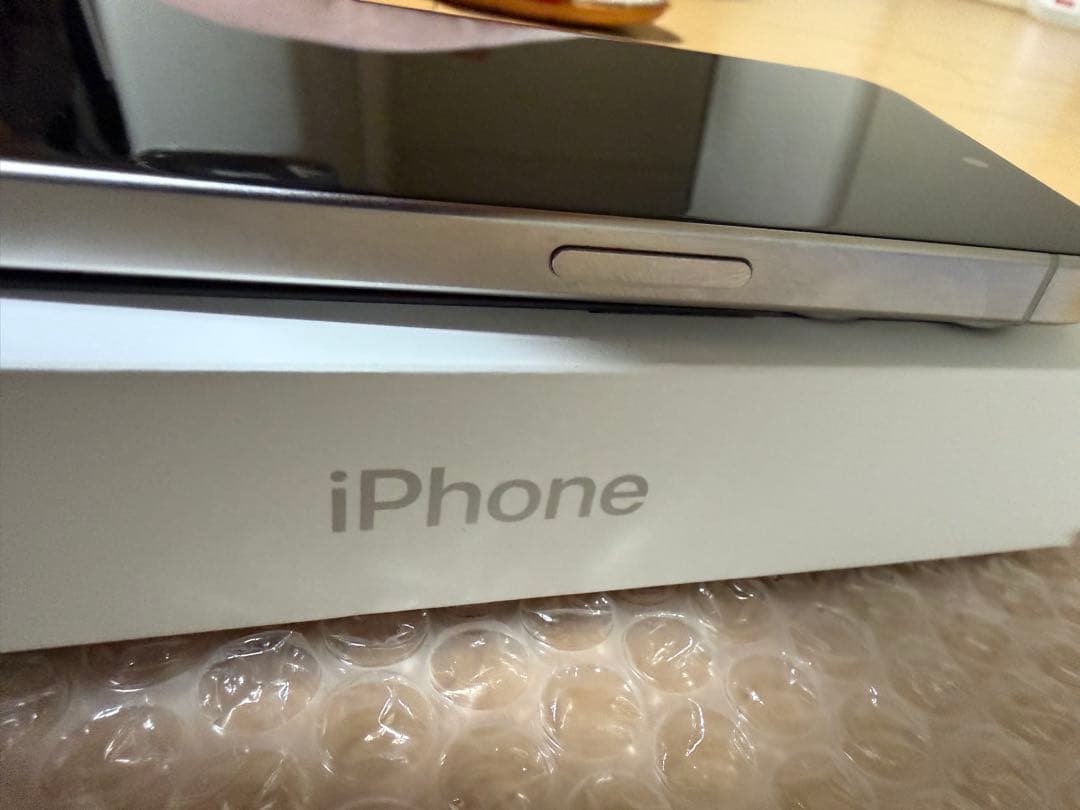 Apple iPhone15 pro ホワイトチタニウム　極美品　おまけ付き