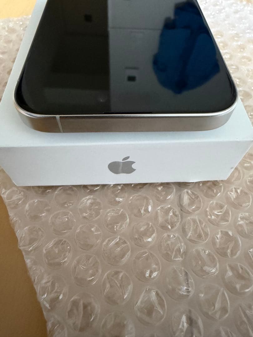 Apple iPhone15 pro ホワイトチタニウム　極美品　おまけ付き