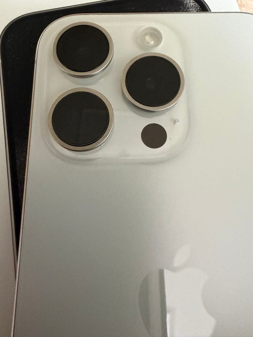 Apple iPhone15 pro ホワイトチタニウム　極美品　おまけ付き