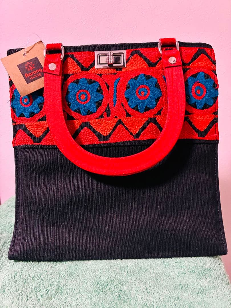 刺繍デザインの赤と黒のハンドバッグ