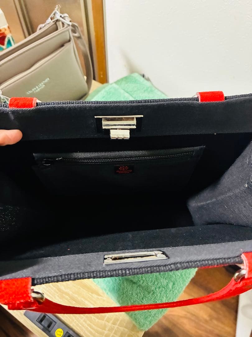 刺繍デザインの赤と黒のハンドバッグ