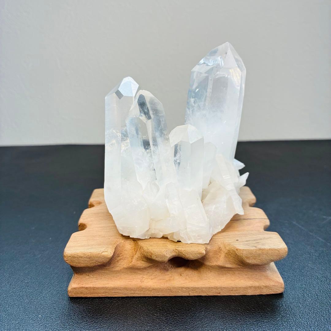 ブラジル産水晶クラスター｜312g｜木製台座付き・存在感抜群の浄化ストーン