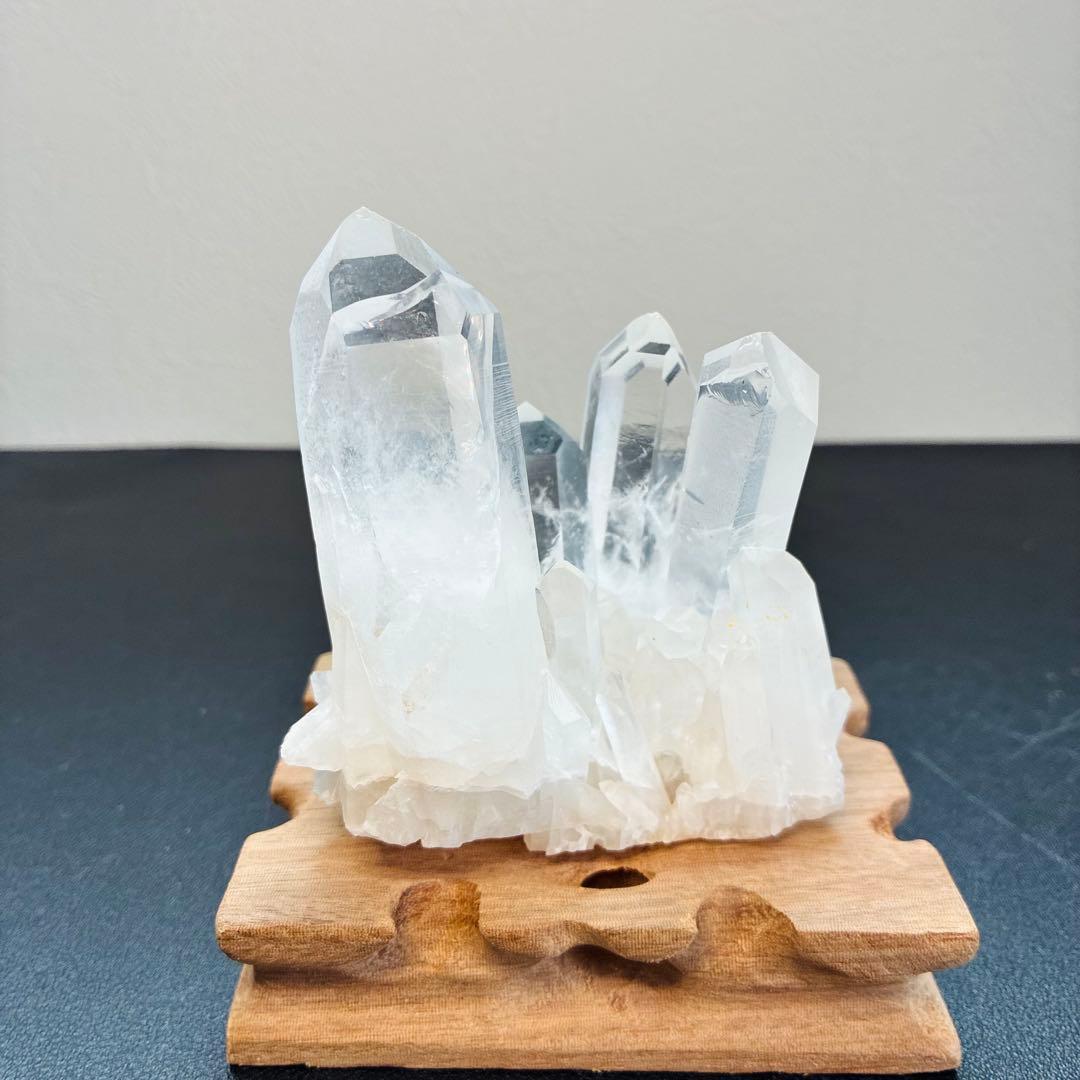 ブラジル産水晶クラスター｜312g｜木製台座付き・存在感抜群の浄化ストーン