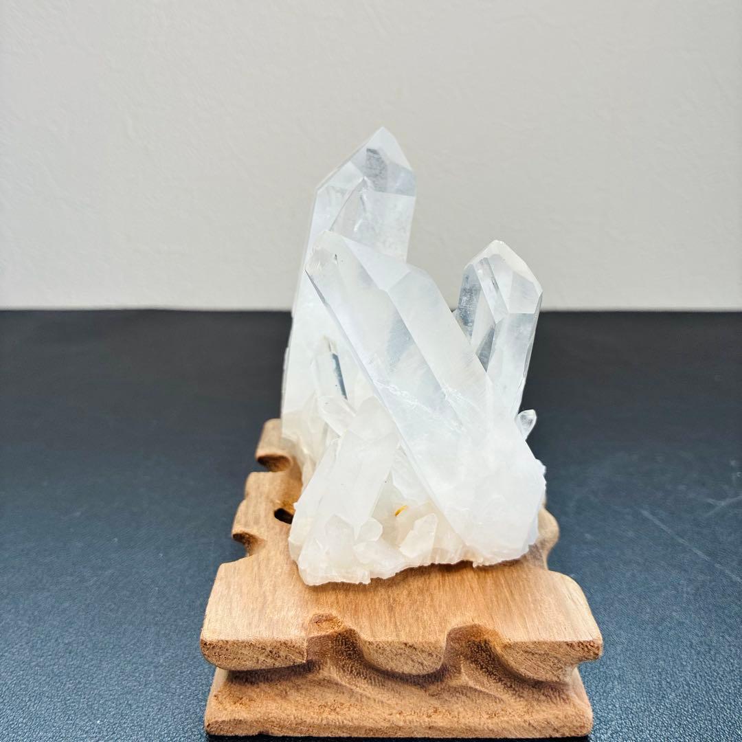 ブラジル産水晶クラスター｜312g｜木製台座付き・存在感抜群の浄化ストーン