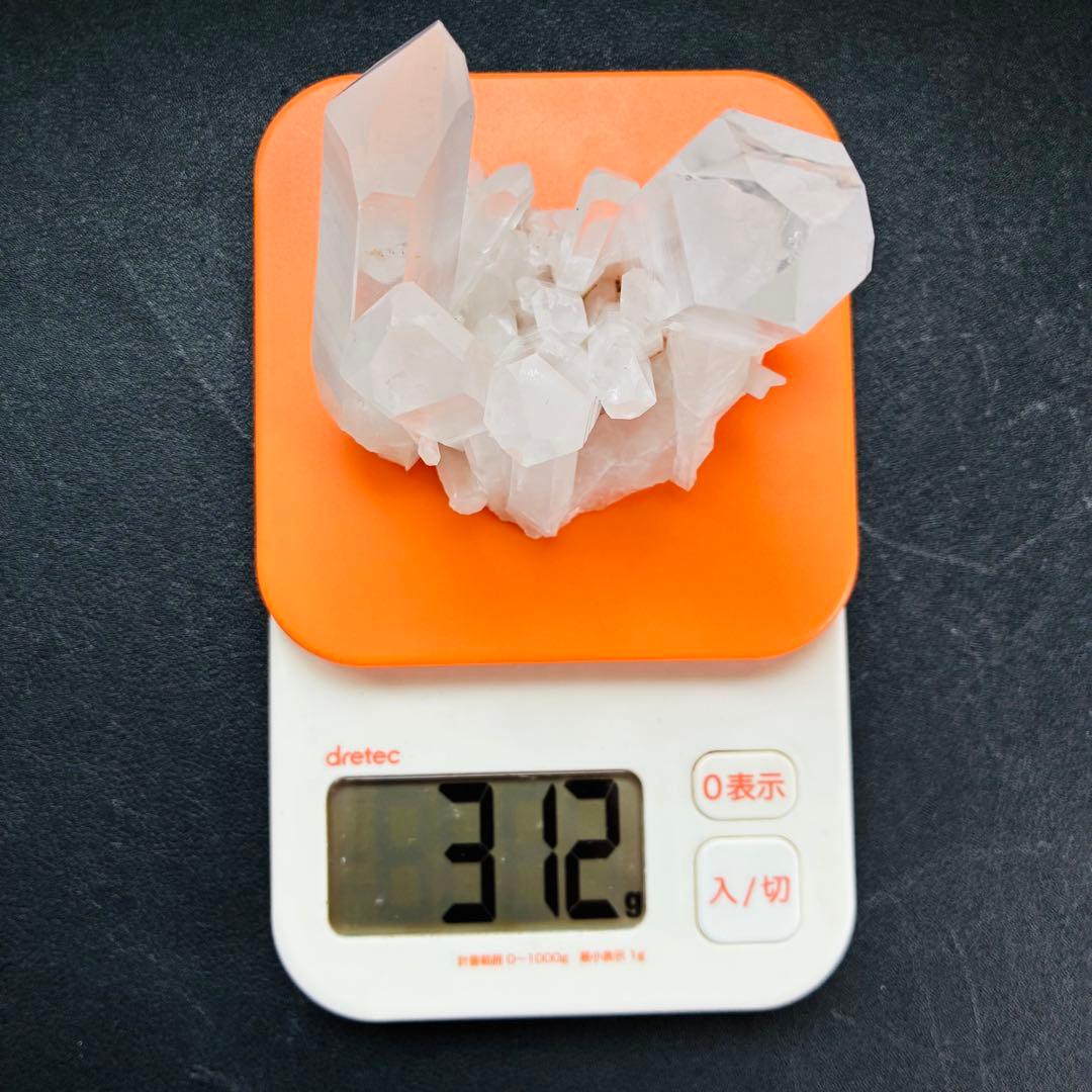 ブラジル産水晶クラスター｜312g｜木製台座付き・存在感抜群の浄化ストーン