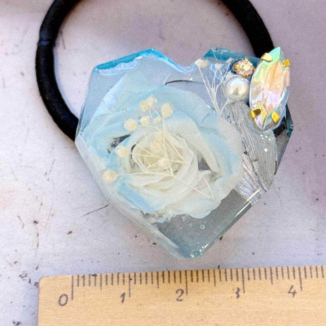 大人可愛い♡⃛水色グラデ薔薇丸ごと1輪♥️ジュエルハート型ビジュー付きヘアゴム♥️