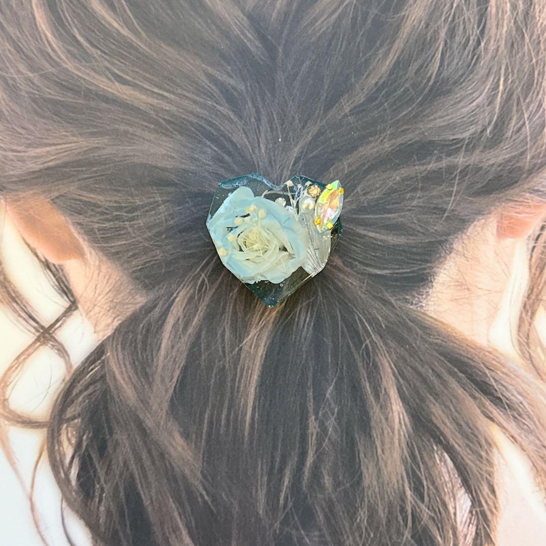 大人可愛い♡⃛水色グラデ薔薇丸ごと1輪♥️ジュエルハート型ビジュー付きヘアゴム♥️