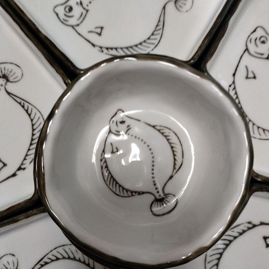 ひらめデザインの陶器回転皿と小皿