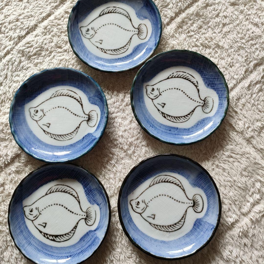 ひらめデザインの陶器回転皿と小皿