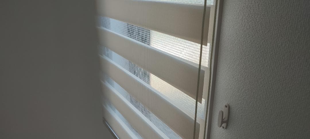 ベージュの ストライプ ロールスクリーン長さ210cmx幅160cm