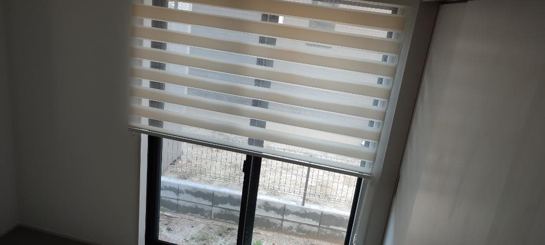 ベージュの ストライプ ロールスクリーン長さ210cmx幅160cm