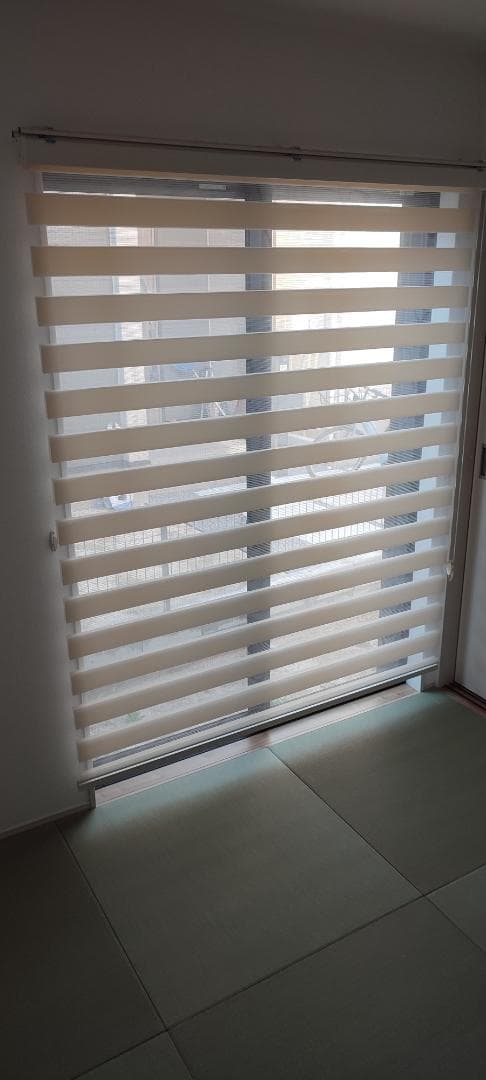 ベージュの ストライプ ロールスクリーン長さ210cmx幅160cm