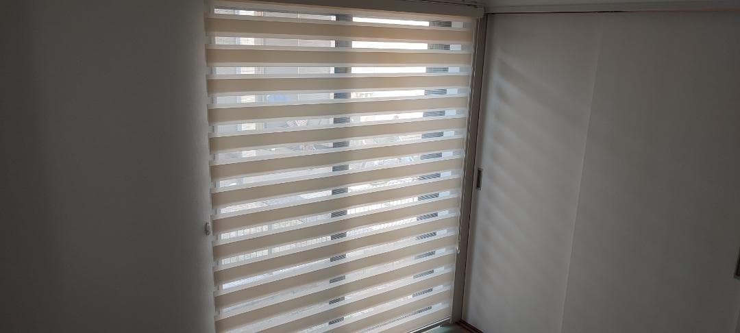 ベージュの ストライプ ロールスクリーン長さ210cmx幅160cm