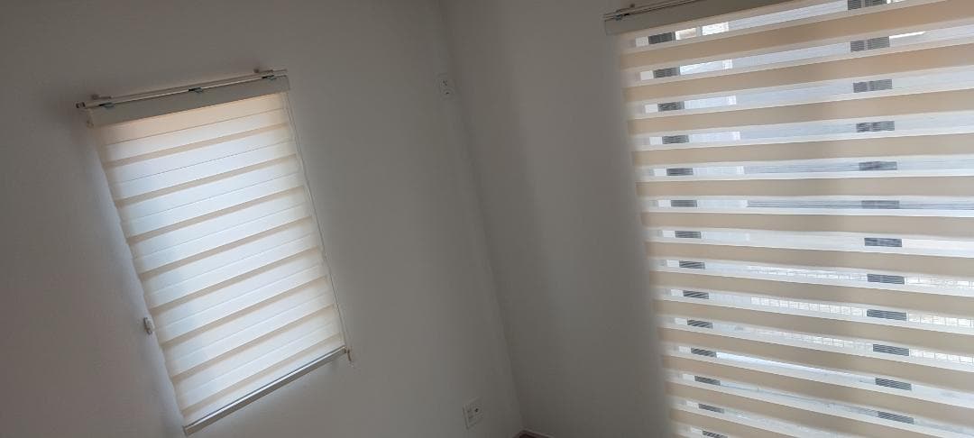 ベージュの ストライプ ロールスクリーン長さ210cmx幅160cm