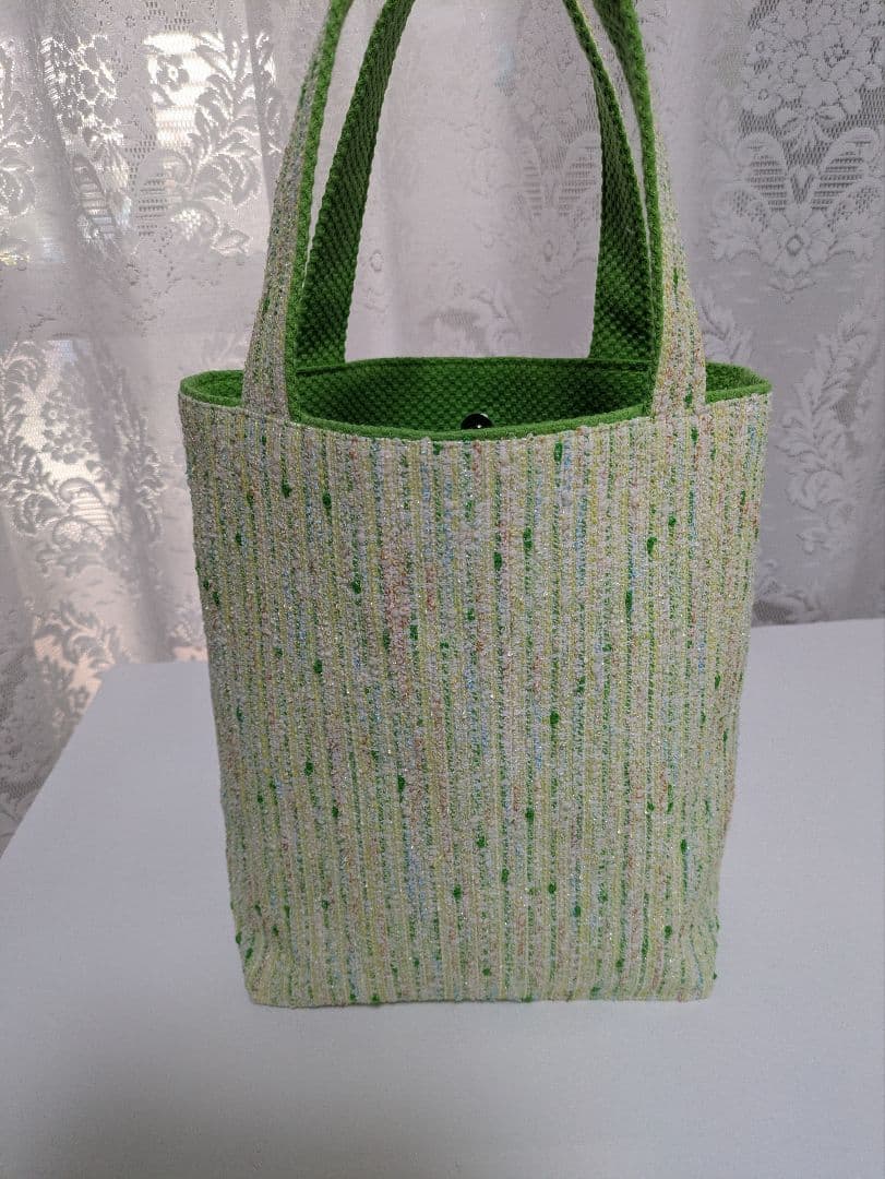 花の刺繍付き緑色トートバッグ