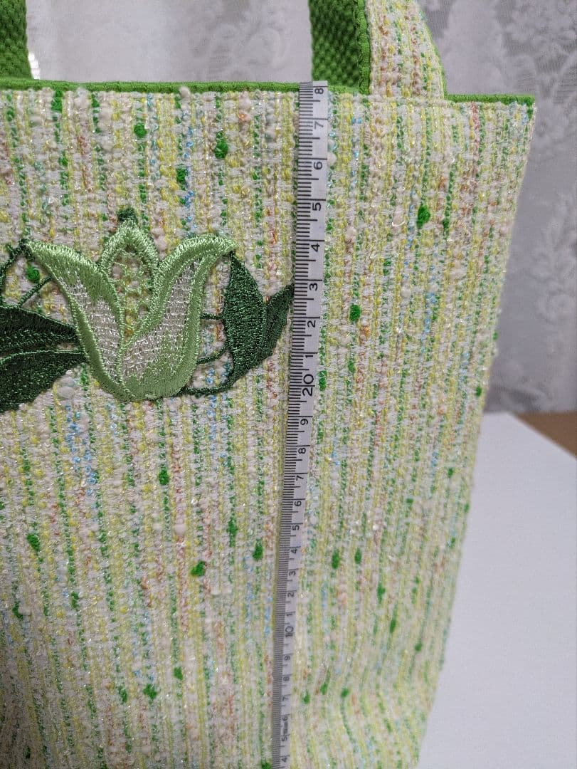 花の刺繍付き緑色トートバッグ