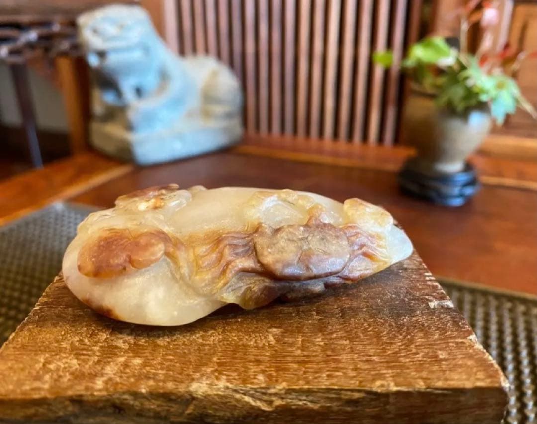 ヴィンテージ　根付/手把件・天然古和田玉　蟹・子孫・銭　鑑賞台付　２点セット