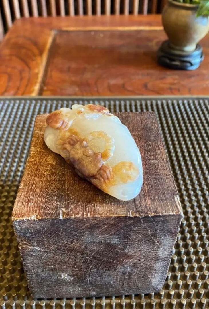 ヴィンテージ　根付/手把件・天然古和田玉　蟹・子孫・銭　鑑賞台付　２点セット