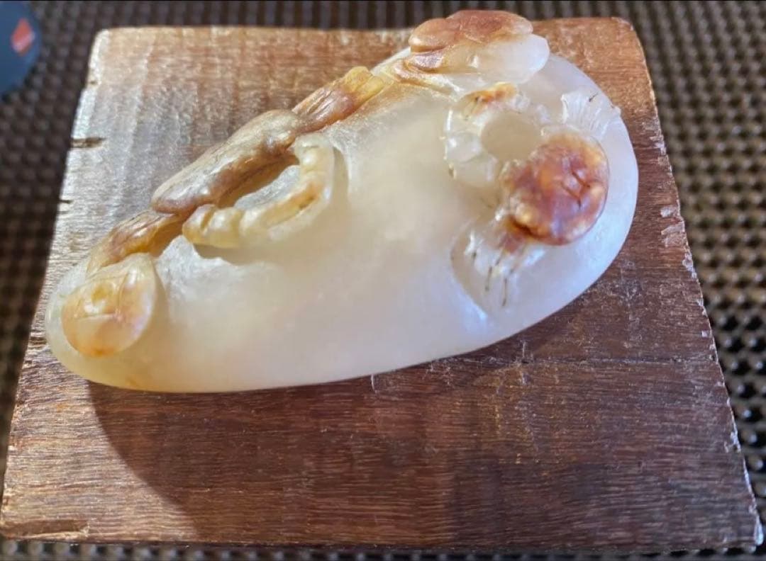 ヴィンテージ　根付/手把件・天然古和田玉　蟹・子孫・銭　鑑賞台付　２点セット