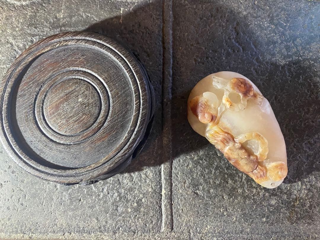 ヴィンテージ　根付/手把件・天然古和田玉　蟹・子孫・銭　鑑賞台付　２点セット