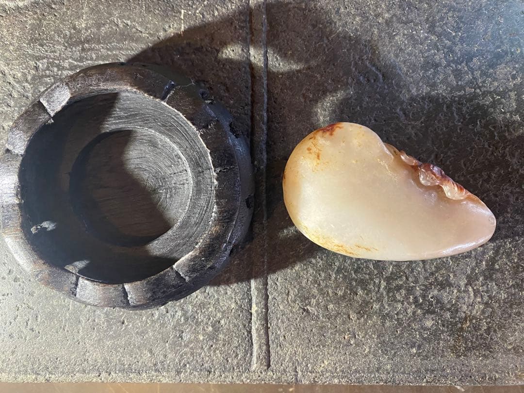 ヴィンテージ　根付/手把件・天然古和田玉　蟹・子孫・銭　鑑賞台付　２点セット