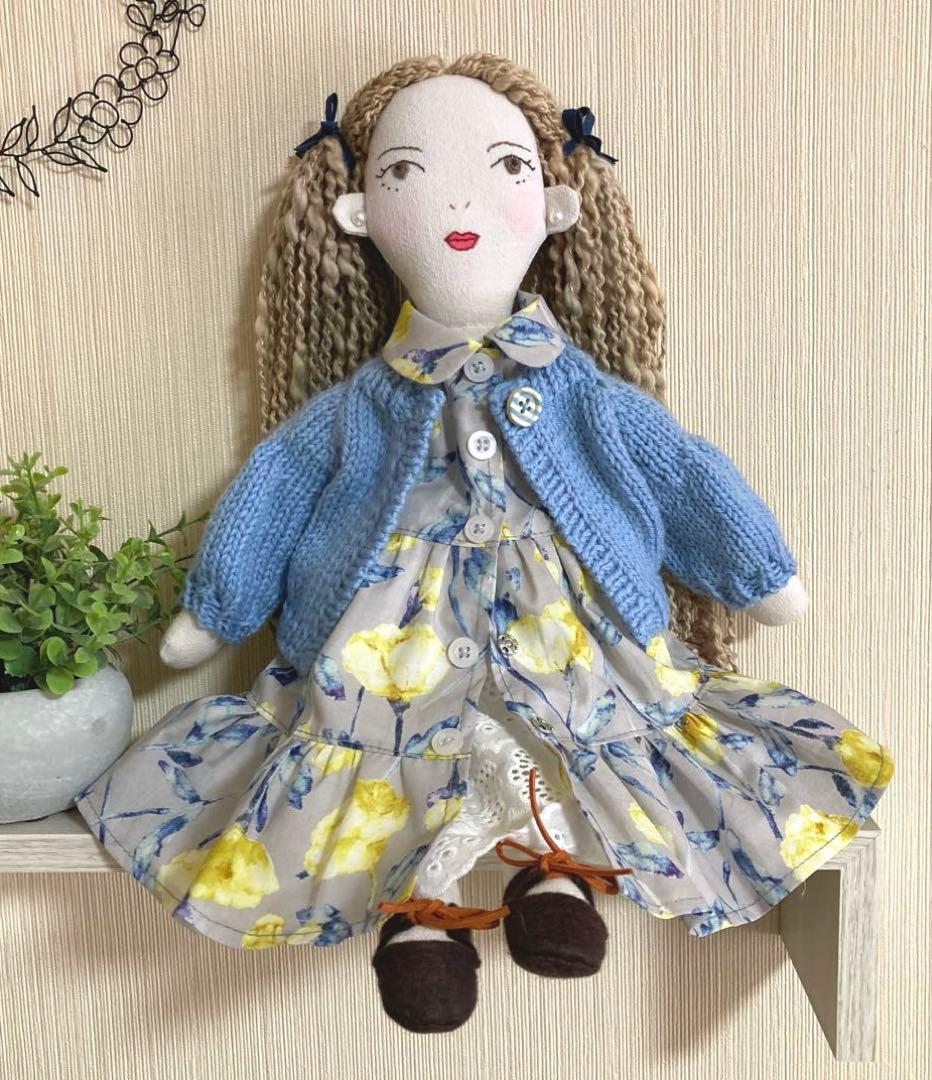 着せ替え人形とブルー系洋服セット