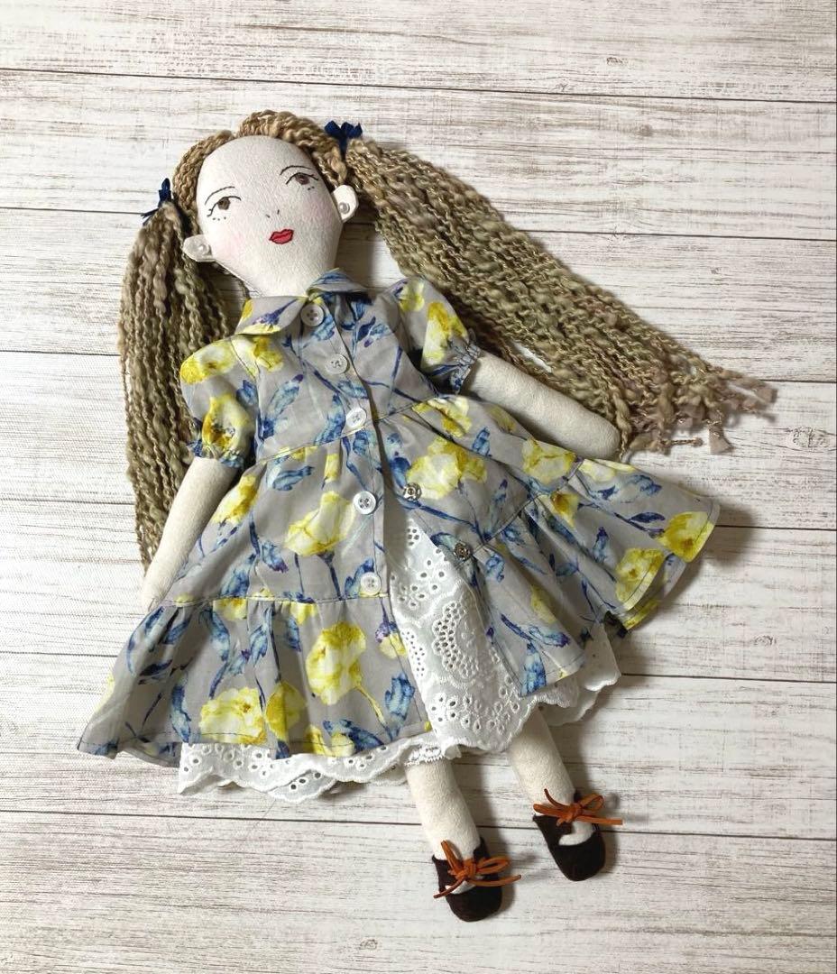 着せ替え人形とブルー系洋服セット