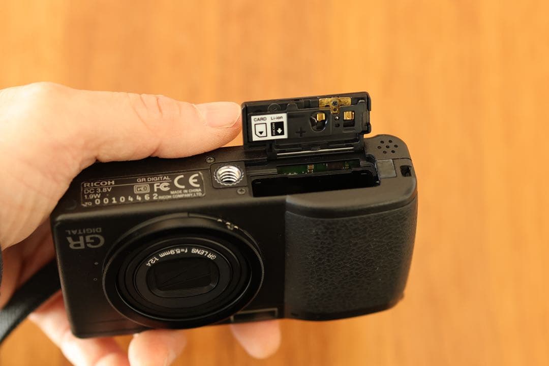 【美品】【完動品】リコーGR DIGITAL 純正ケース新品バッテリーSDカード