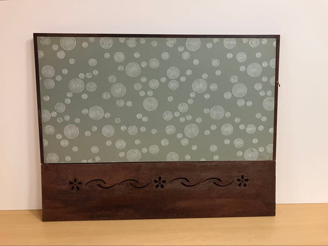 透かし彫りのある桐地の風炉先屏風（ふろさきびょうぶ）です。茶道具の一つです。