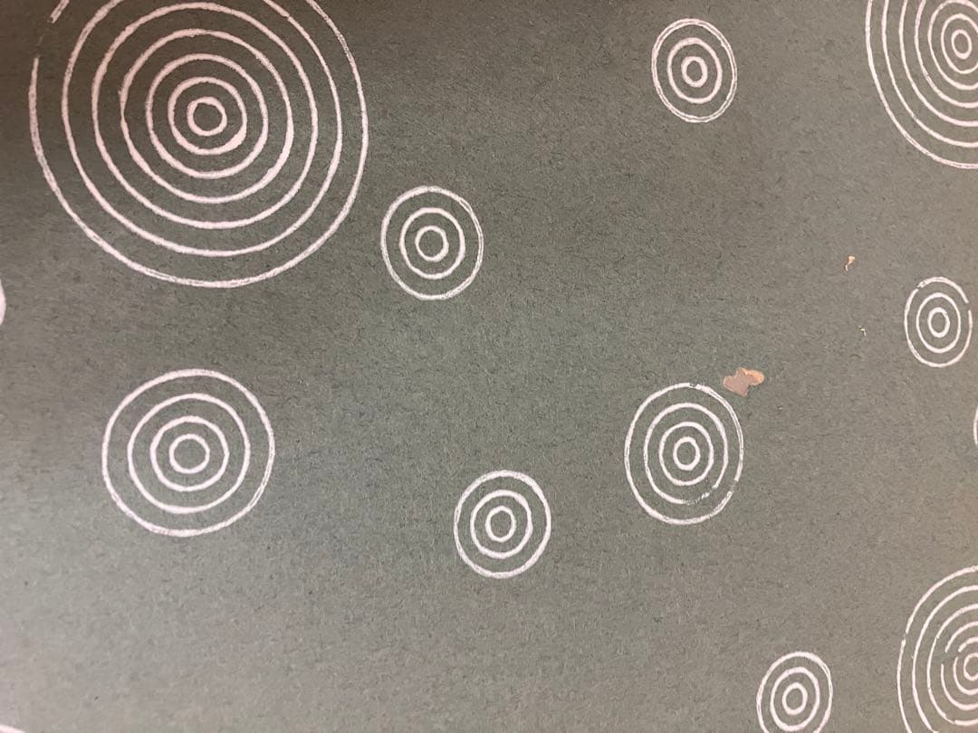 透かし彫りのある桐地の風炉先屏風（ふろさきびょうぶ）です。茶道具の一つです。