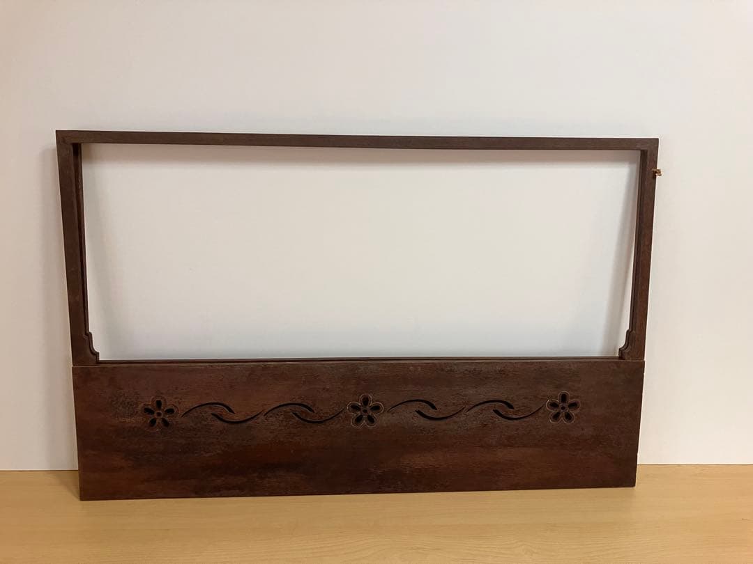 透かし彫りのある桐地の風炉先屏風（ふろさきびょうぶ）です。茶道具の一つです。