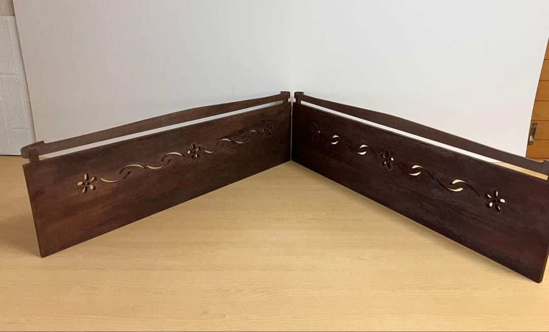 透かし彫りのある桐地の風炉先屏風（ふろさきびょうぶ）です。茶道具の一つです。