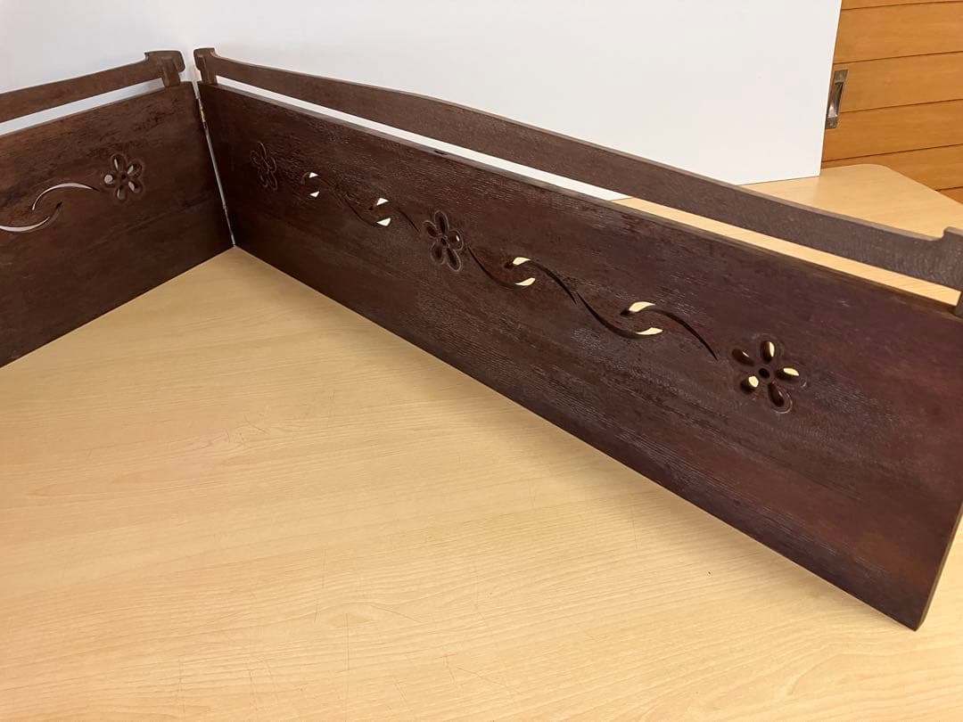 透かし彫りのある桐地の風炉先屏風（ふろさきびょうぶ）です。茶道具の一つです。