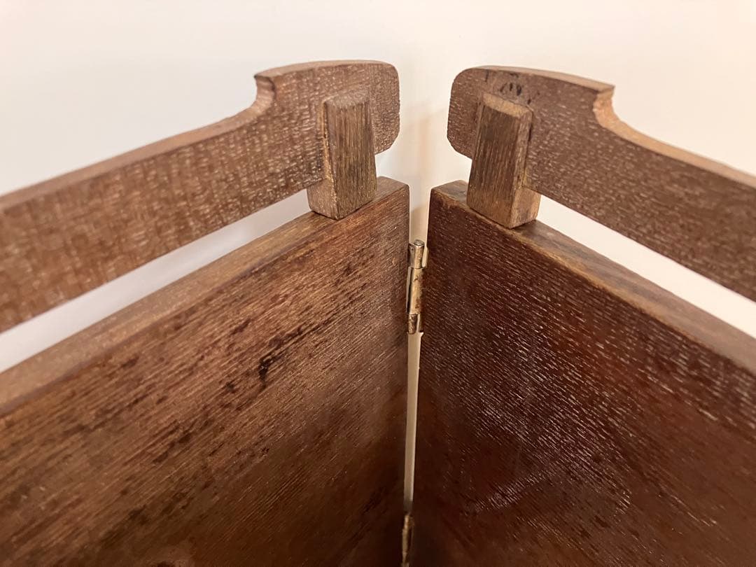 透かし彫りのある桐地の風炉先屏風（ふろさきびょうぶ）です。茶道具の一つです。