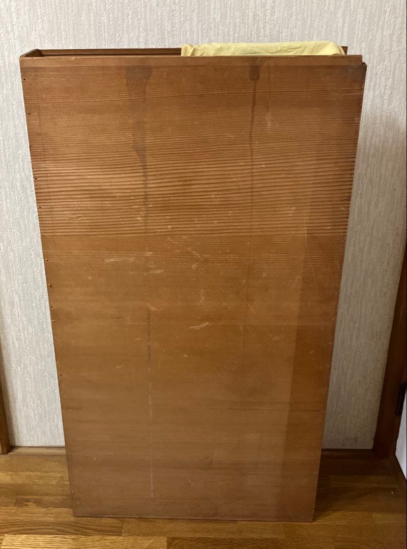 透かし彫りのある桐地の風炉先屏風（ふろさきびょうぶ）です。茶道具の一つです。