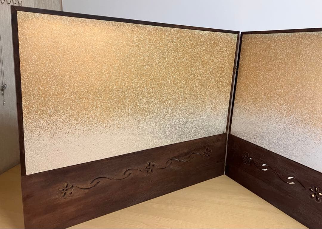 透かし彫りのある桐地の風炉先屏風（ふろさきびょうぶ）です。茶道具の一つです。