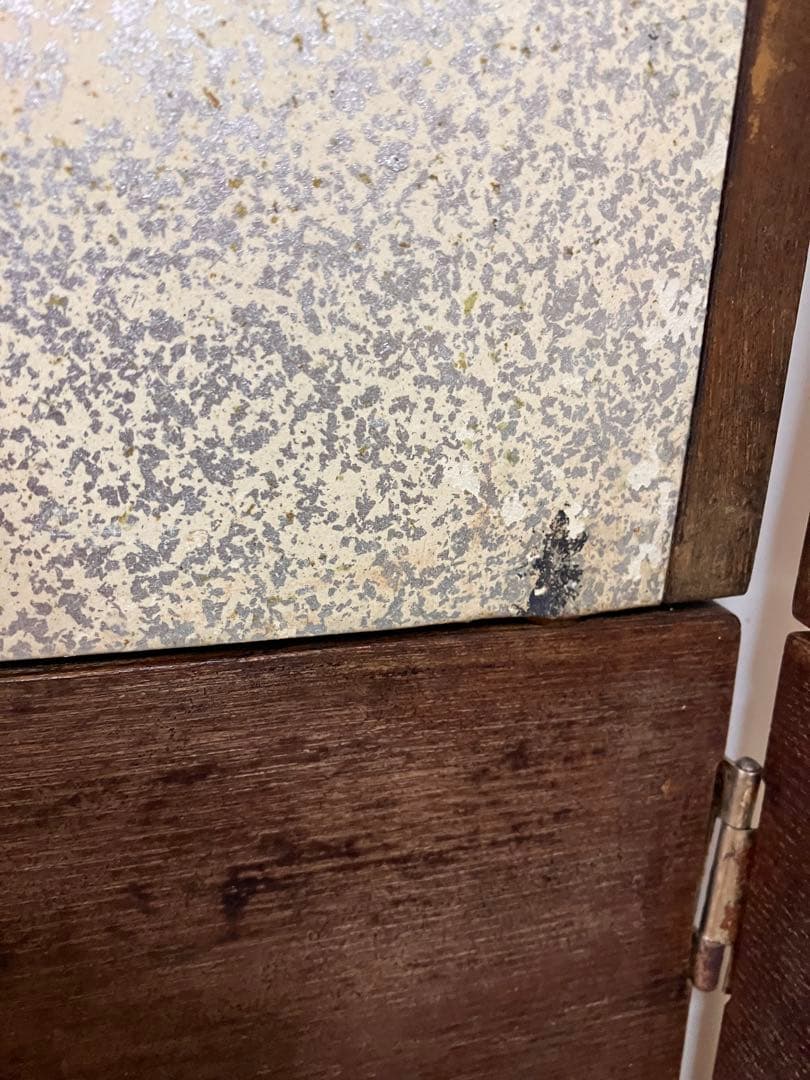 透かし彫りのある桐地の風炉先屏風（ふろさきびょうぶ）です。茶道具の一つです。