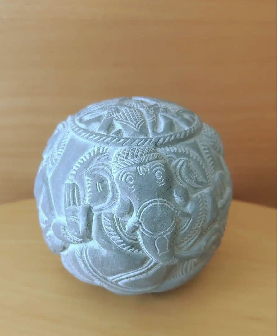 石製の彫刻置物