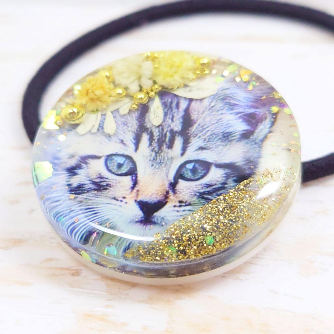 かすみ草と猫ちゃんのヘアゴム ハンドメイド レジン イエロー お花 ブローチ 丸