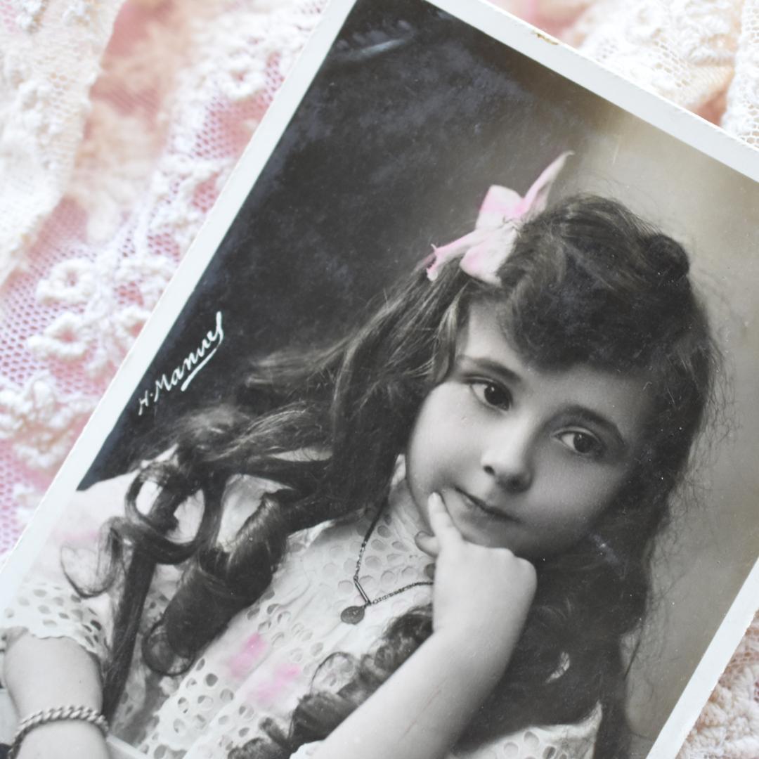 アンティークポストカード　頬杖をつく少女　1908年　 H.Manuel