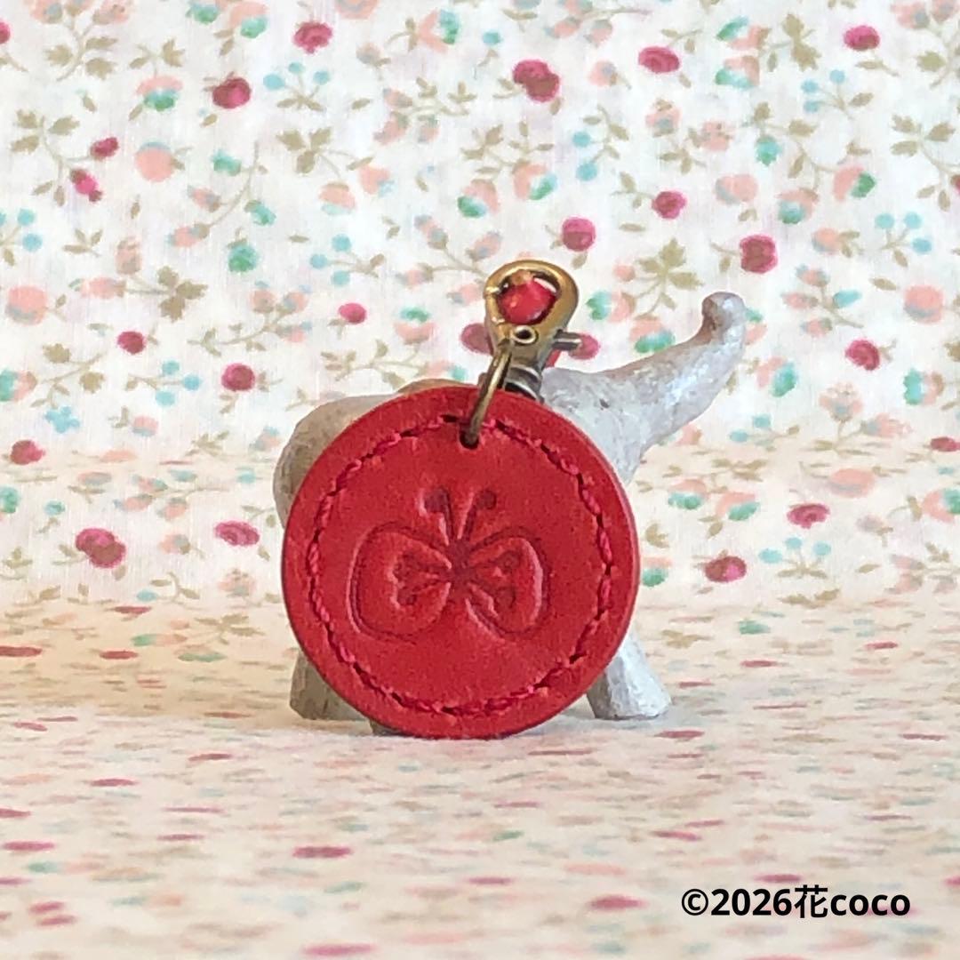 ❇︎レッド❇︎イニシャルTとちょうちょの本革のチャーム