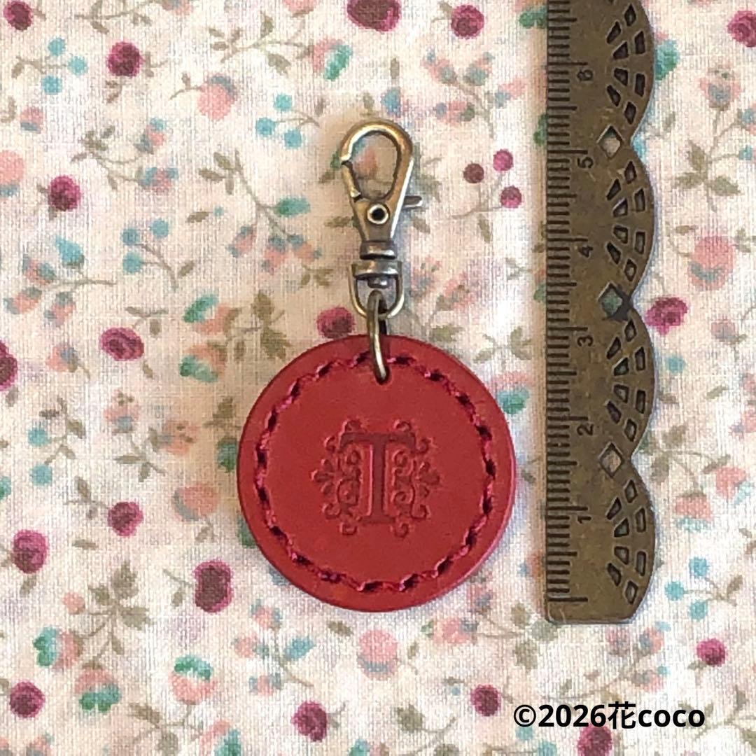 ❇︎レッド❇︎イニシャルTとちょうちょの本革のチャーム