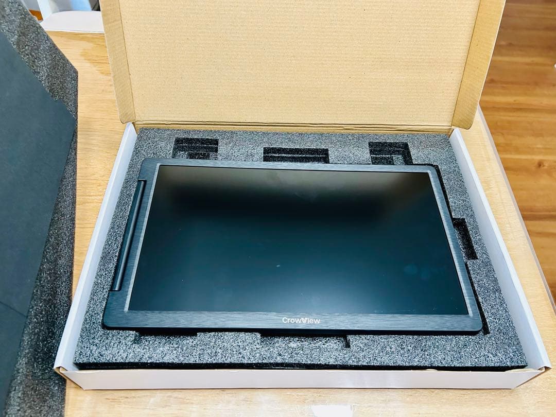 230°回転可能な14インチ/フルHD/スタンド一体型折り畳み式モバイルモニター