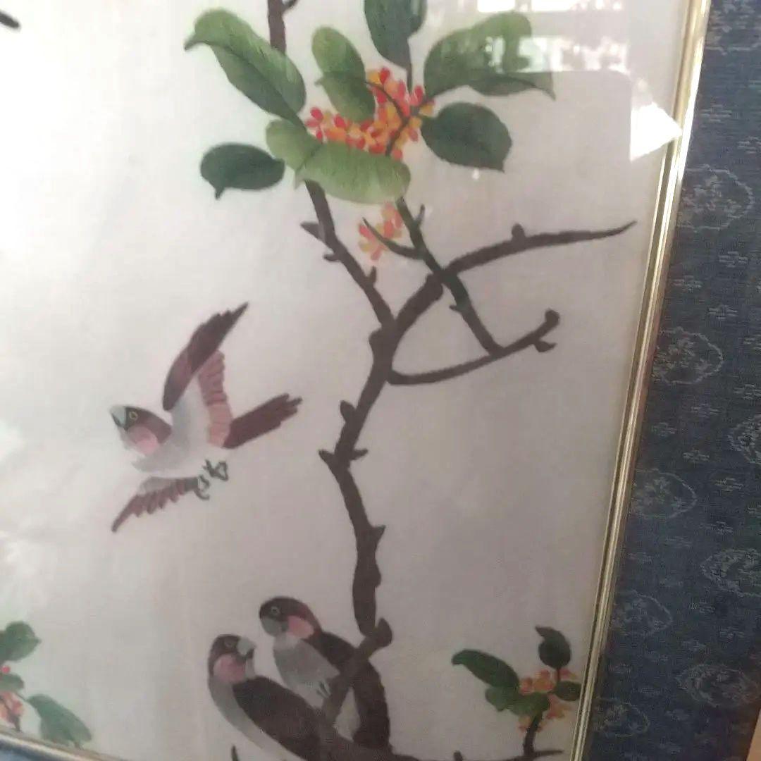 インテリアに香港旅行で購入した刺繍です。額付き