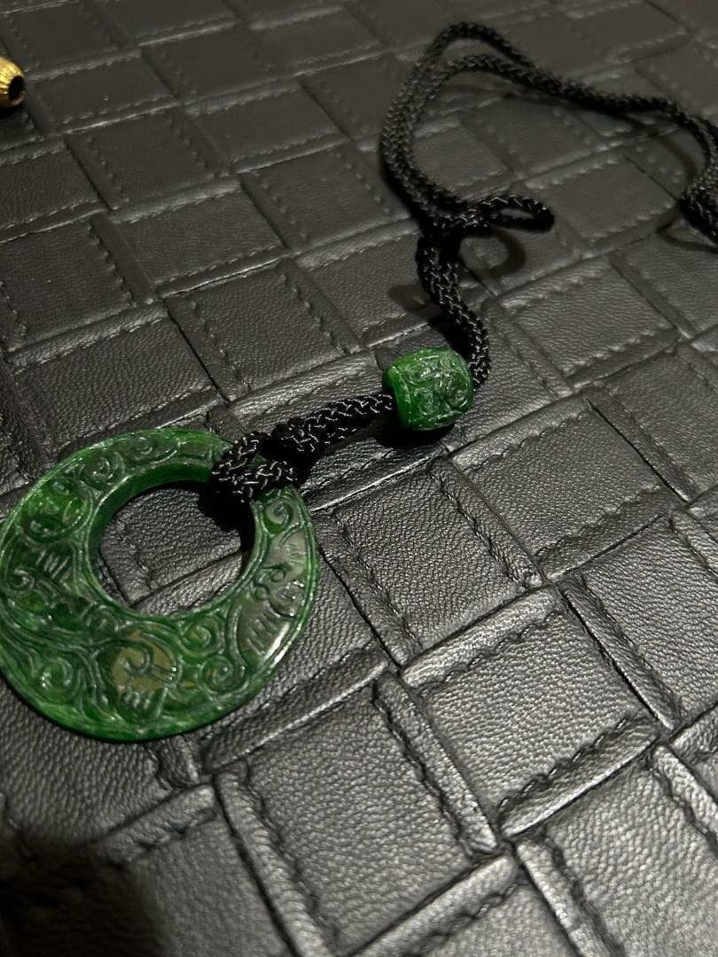 ✨️新品✨️ 翡翠 ネックレス 緑 彫刻模様 アンティーク調