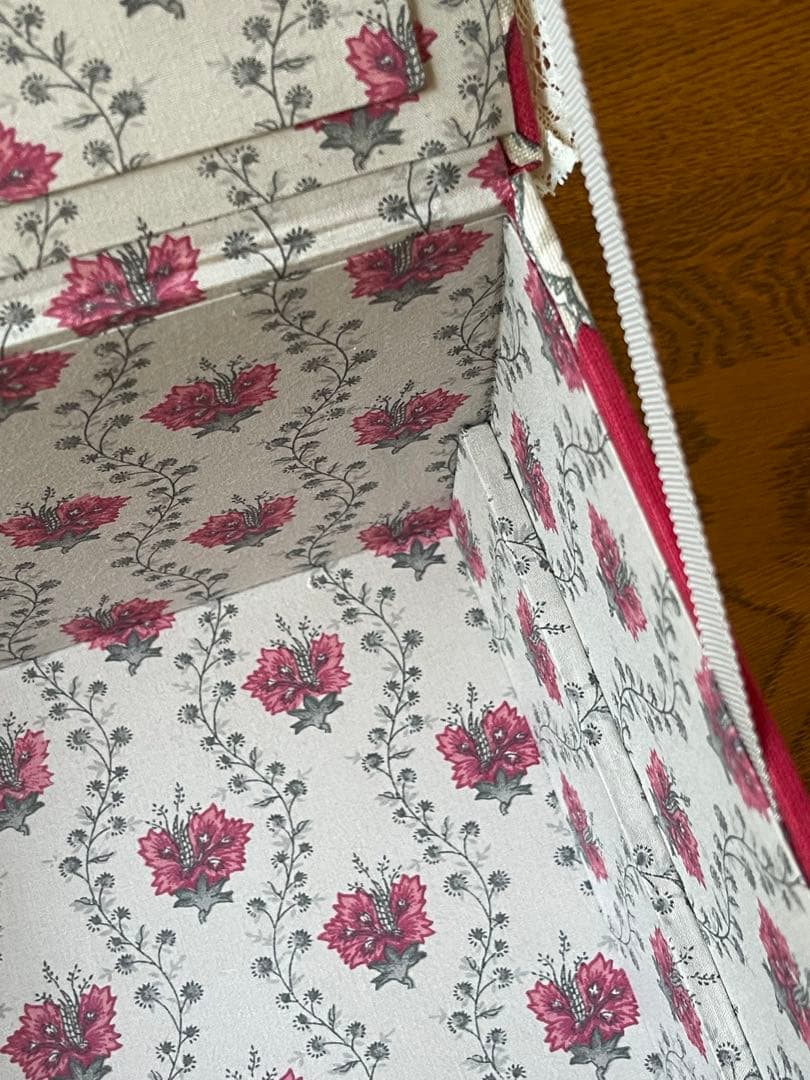 カルトナージュ裁縫箱(大) ボルドーカラーの貴重なヴィンテージ生地です　可愛い‼️