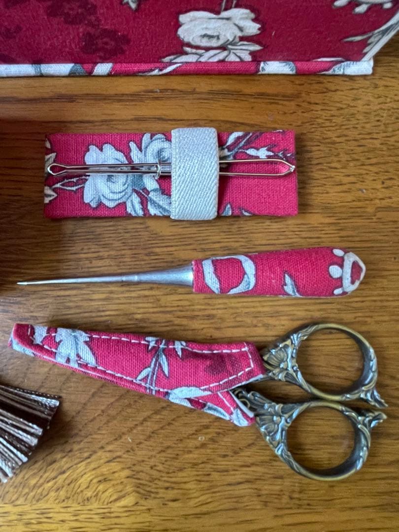 カルトナージュ裁縫箱(大) ボルドーカラーの貴重なヴィンテージ生地です　可愛い‼️