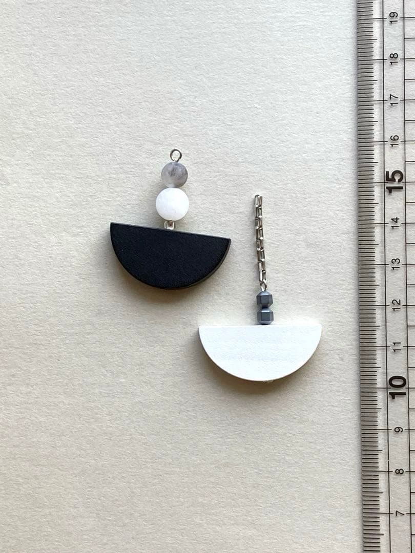 no.0074 モノトーンのhalf moon