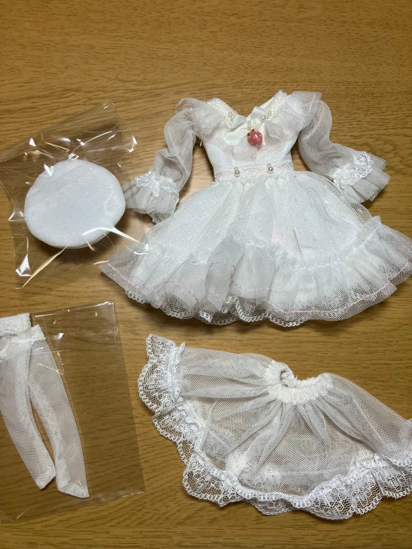 リカちゃん　27cmホワイトドール服 フリル付き